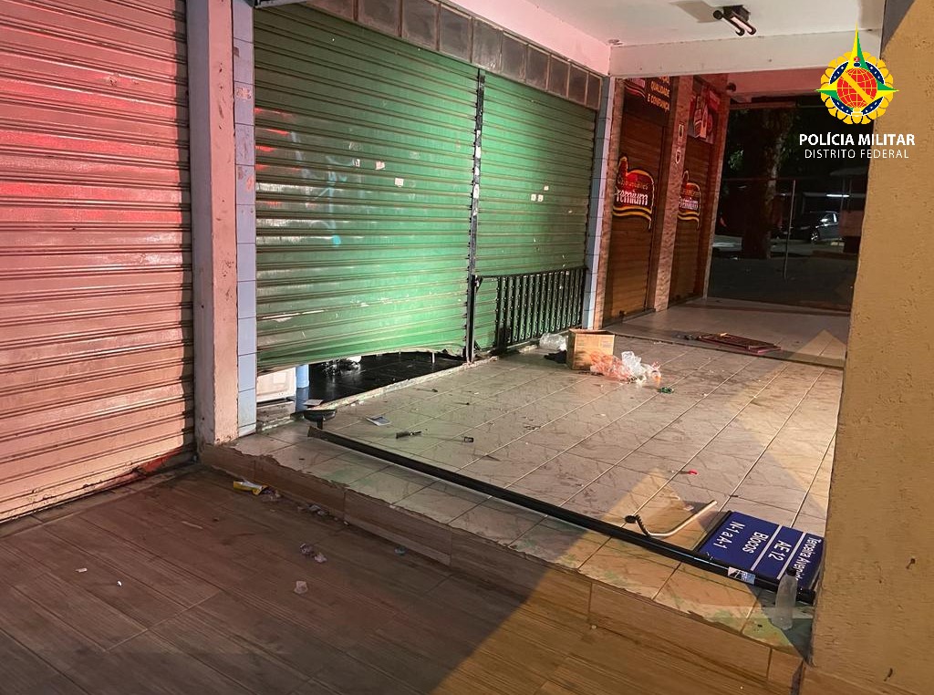 pmdfoficial's tweet image. Pego no flagra! Um homem foi detido em #flagrante pela #PMDF furtando materiais de uma barbearia no Núcleo Bandeirante. Os #policiais militares encontraram o suspeito escondido atrás de um balcão. Ele utilizou um pé de cabra e uma placa de sinalização para entrar na barbearia.