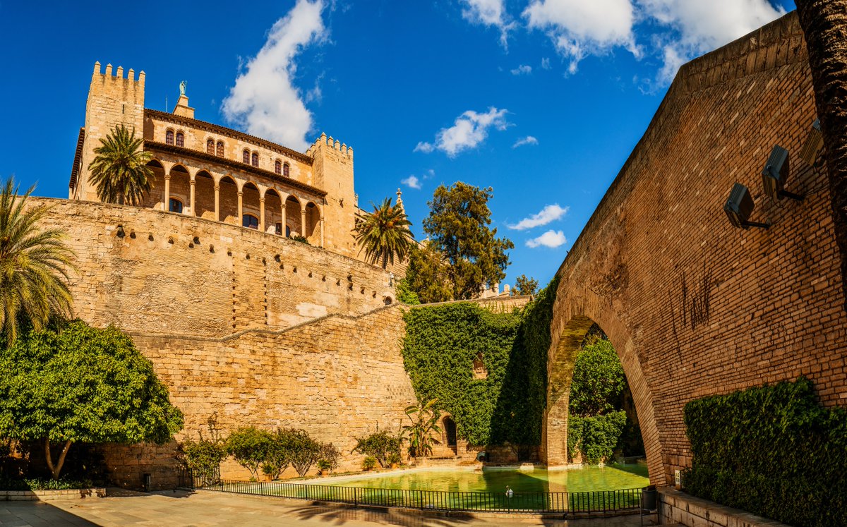 BaleariTur's tweet photo. 😉 Sai già che la città di Palma è l'ideale per una fuga,🏛 e se quello che stai cercando è un patrimonio culturale, è un luogo ideale.😍 Dalla sua Cattedrale, al castello di Bellver, passando per palazzi come l' Almudaina o quella della Llonja. https://t.co/jCUc6DkWAU