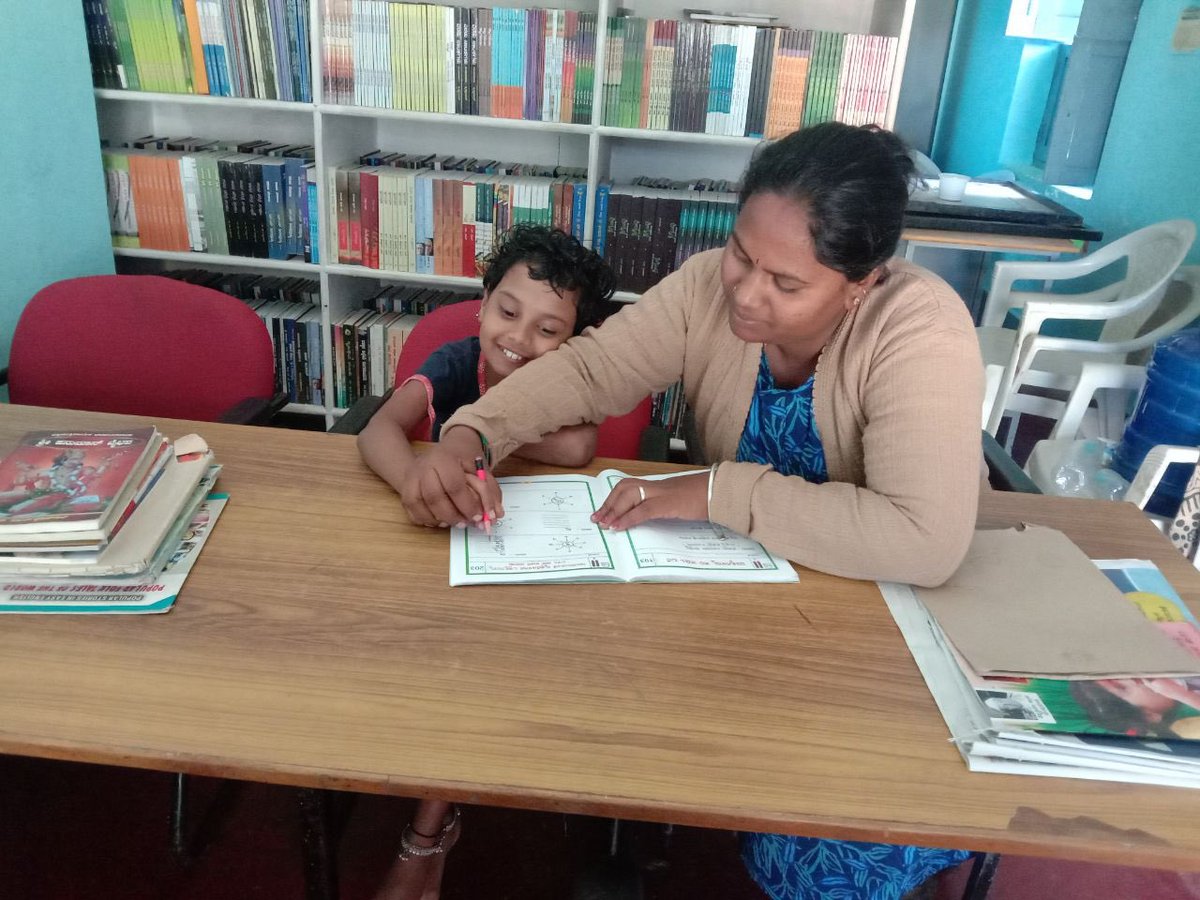 readingkafka's tweet image. Small kids at the rural library. #readandgrow #rurallibraries