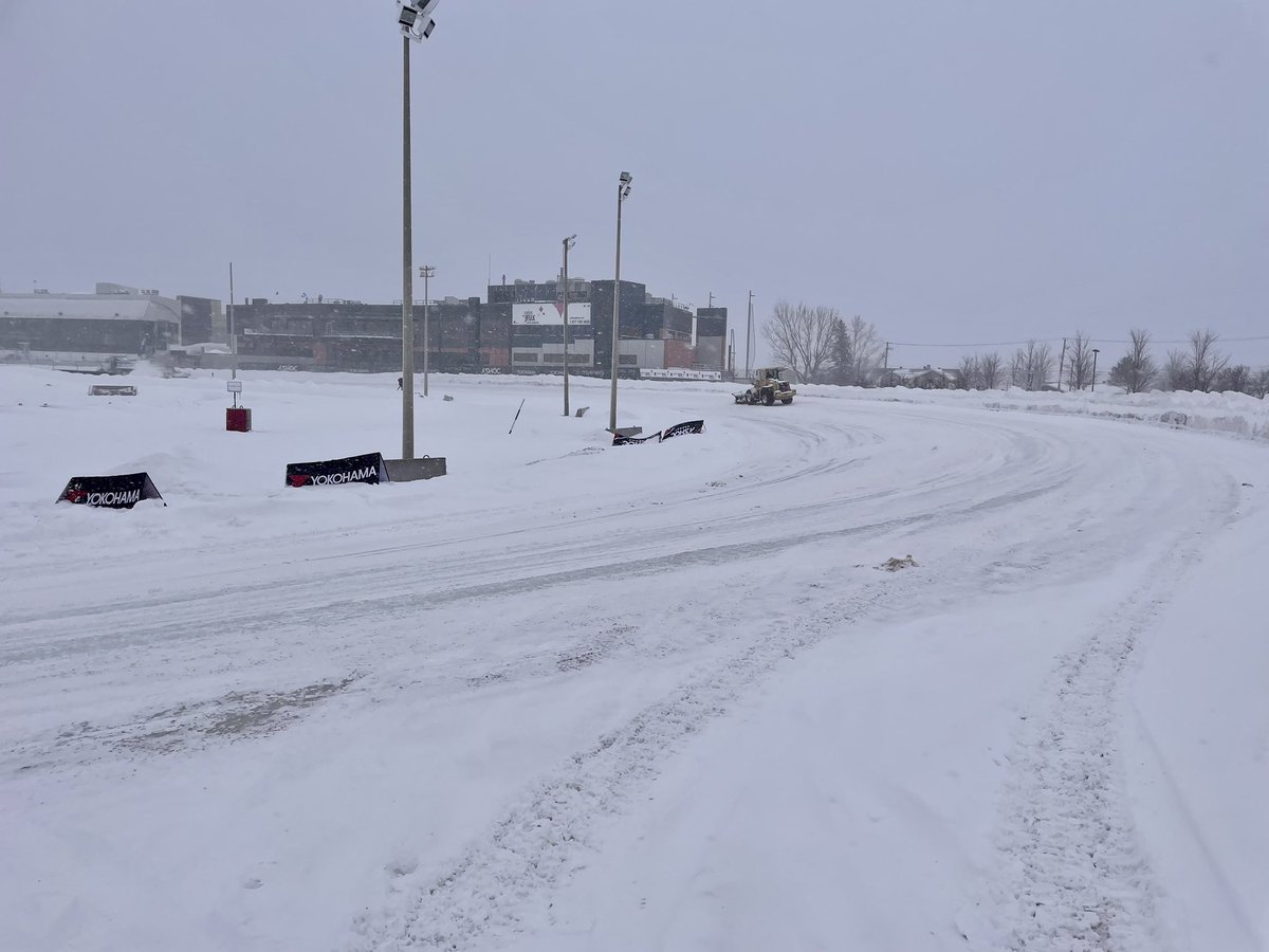 IPhillipson's tweet photo. What a difference a day makes!
About 10cm of snow overnight and it’s still coming @GP3R @NitroRallycross #iamxite @myenergiuk @XiteEnergy @EnergyXite https://t.co/UPnRmE6JpG