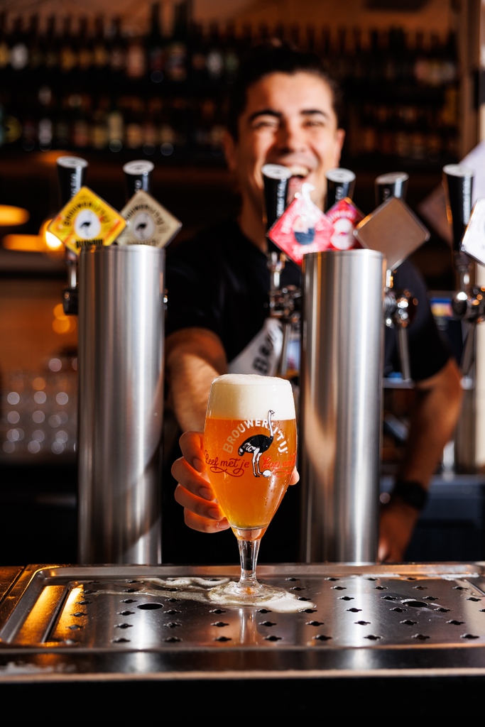 Een glimlach van de barman en een glas bier voor m'n neus. Zoals ik m'n vrijdag het liefst zie. #proeflokaaldemolen #leefmetjekopomhoog #brouwerijtij