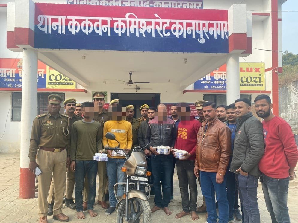 kanpurnagarpol's tweet photo. #POLICE_COMMISSIONERATE_KANPUR_NAGAR के वेस्ट जोन के थाना क्षेत्र ककवन अंतर्गत ग्राम फत्तेपुर में 13 जनवरी की रात को हुई दोहरी हत्या एवं डकैती का महज 7 दिन के अंदर 
किया गया खुलासा, पुलिस ने घटना में शामिल 06 अभियुक्तों में से 04 को गिरफ्तार करके लूटा हुआ माल भी किया बरामद। https://t.co/XPChXVrlYP