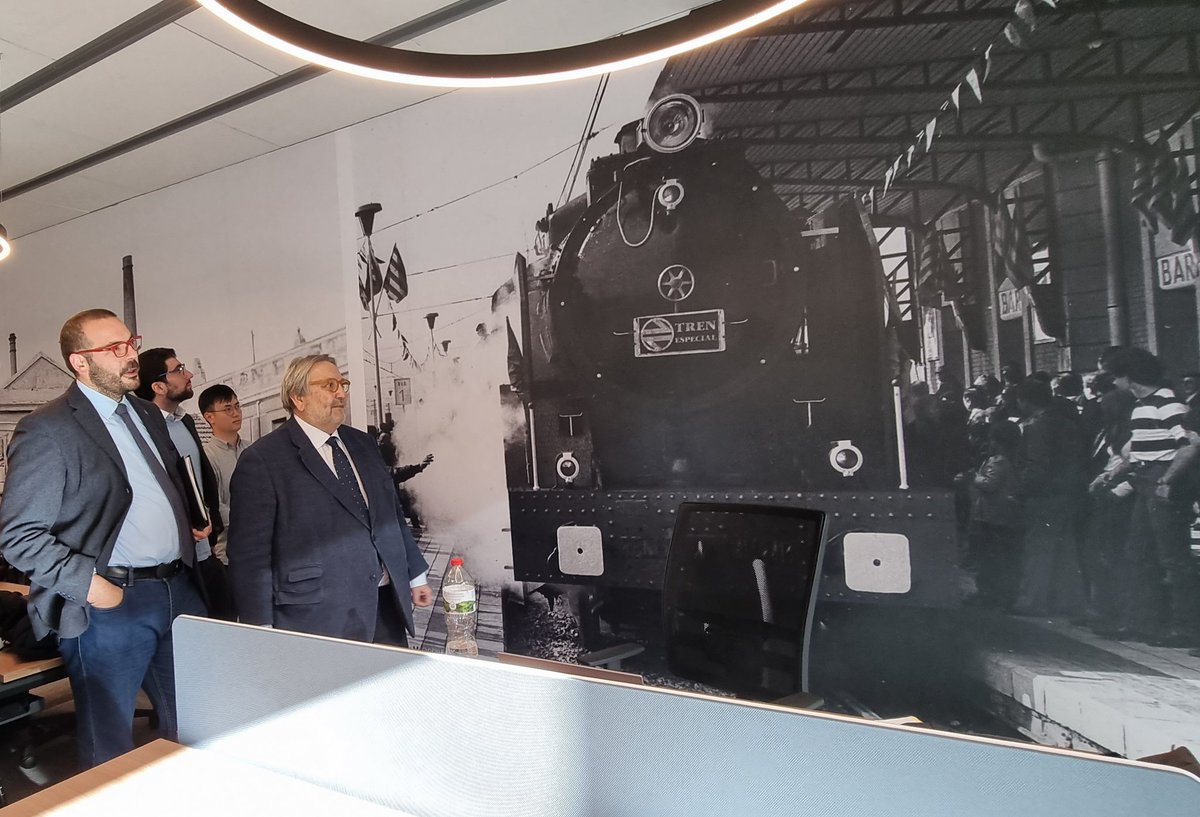 Hoy con el Alcalde @DBotePaz, el director general de la Fundació Tecnocampus @JosepL_Checa i el director general de estrategia y desarollo de @Renfe @MVillalante hemos visitado las instalaciones de la Antena TrenLab.