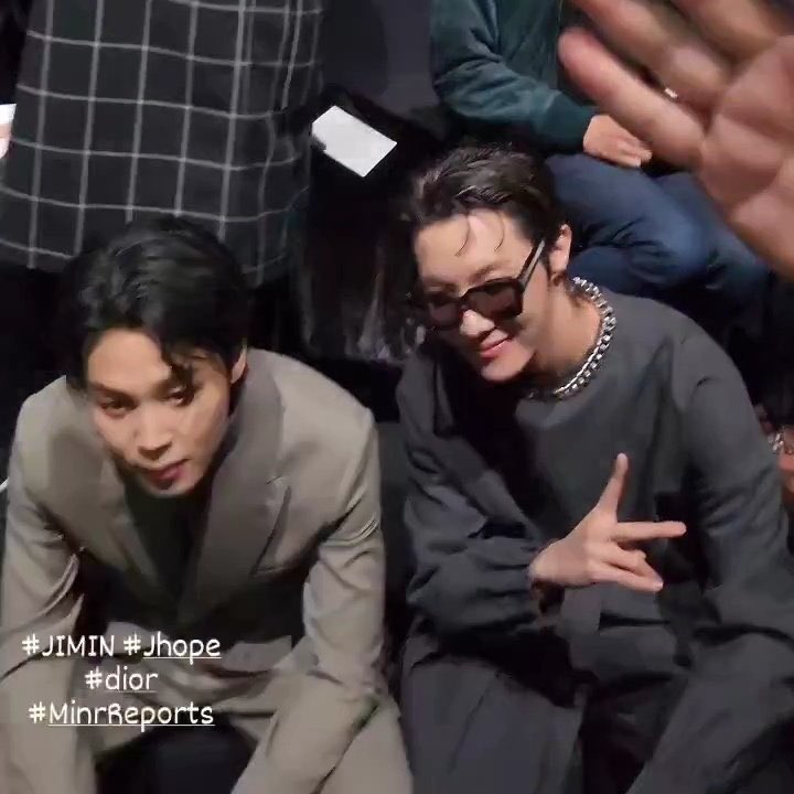 vminiecats's tweet photo. JIMIN Y JHOPE ESTÁN SENTADOS JUNTOS EN EL FASHION SHOW DE DIOR 🥺 https://t.co/Ph5igCUtBC