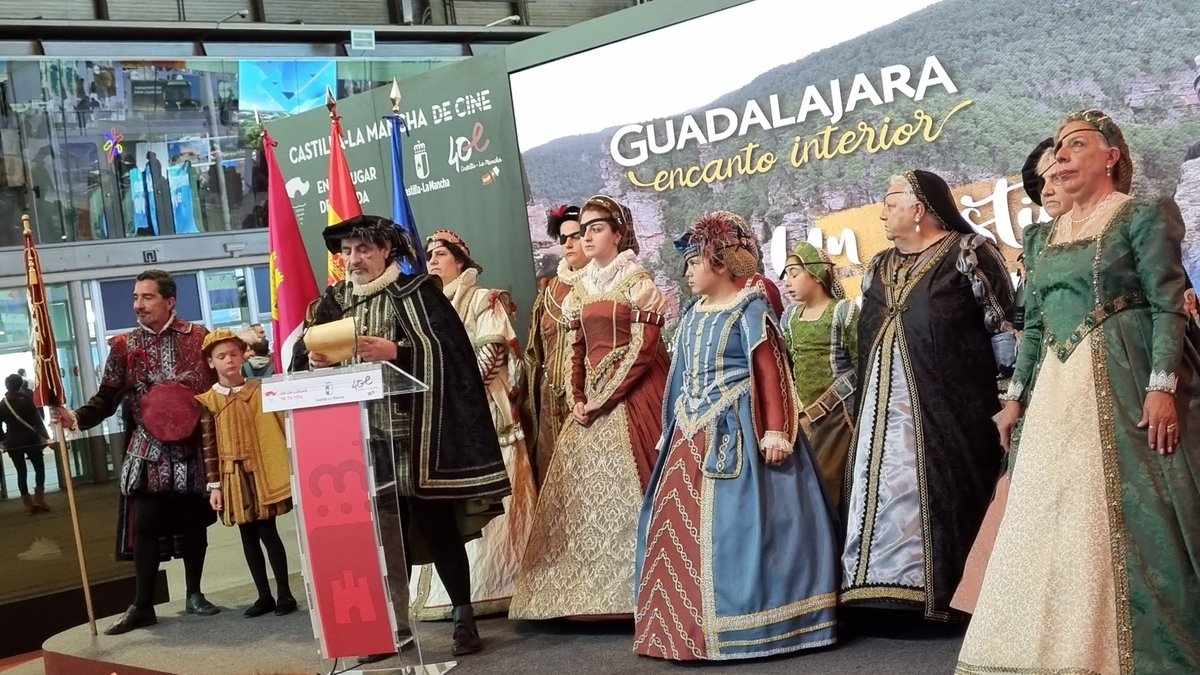 cortesclm's tweet photo. 🧳 El presidente de las Cortes de #CLM @PabloBellido_Az ha visitado este viernes #Fitur2023, coincidiendo con el día que @turismoclm dedica a exhibir la oferta de #turismode de #Guadalajara, “una provincia maravillosa, de película”

📸 https://t.co/MdYvjQjEWJ https://t.co/Sb9fusay0B