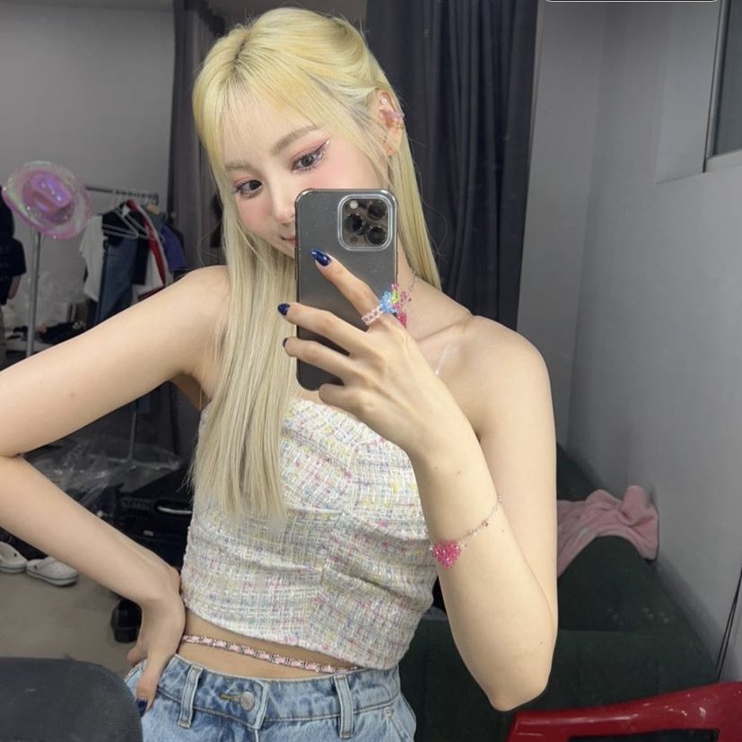 jinsoul hourly tweet media