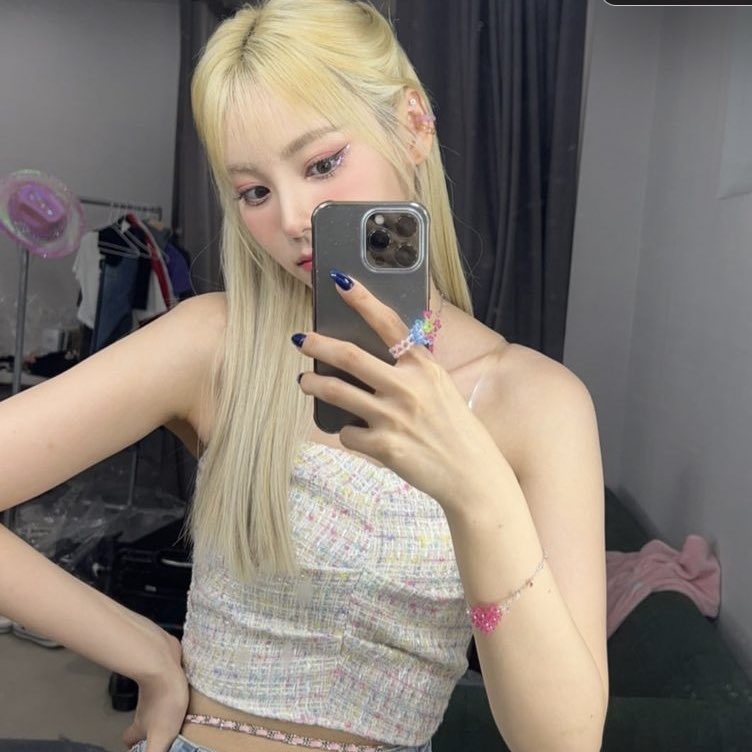 jinsoul hourly tweet media