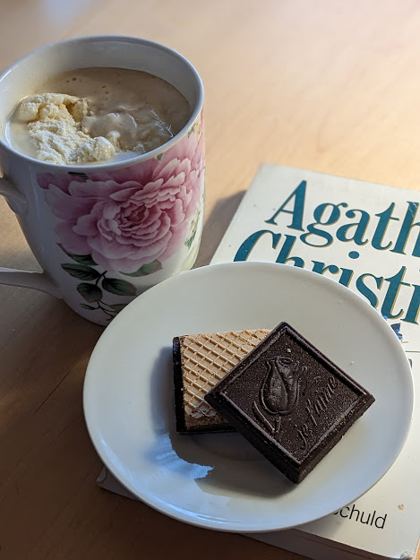 LizCollet's tweet photo. Affogato.
Agatha Christie.
Amusement du jour.
#CrimeTimeAtPrimeTime #FinDeJournéeDeTravail avec @agathachristie https://t.co/mxkeNyzYAu