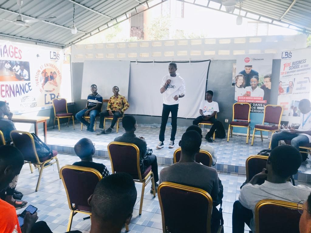 noelynguessan's tweet photo. Excellent moment d'échanges aux côtés la relève du #code au #Togo. J'ai parlé au nom de la @journeeducode pour expliquer notre vécu et de l'impact sur le terrain et sur la vie de nos membres. J'y étais au même titre que #Tdev @10000codeurs #socialinformatic #lbs https://t.co/LoB3l9uTP2