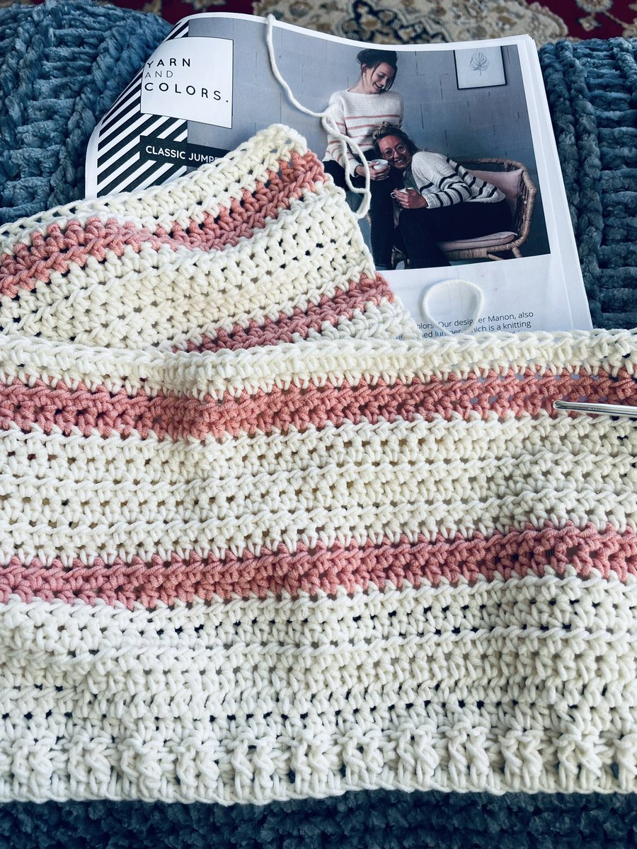 Weer een koude en natte dag 😏 Maar, had leuk lente haakwerkje liggen..😉 Denkt aan warmere tijden 😎 #haken #crochet #jumper #streepje