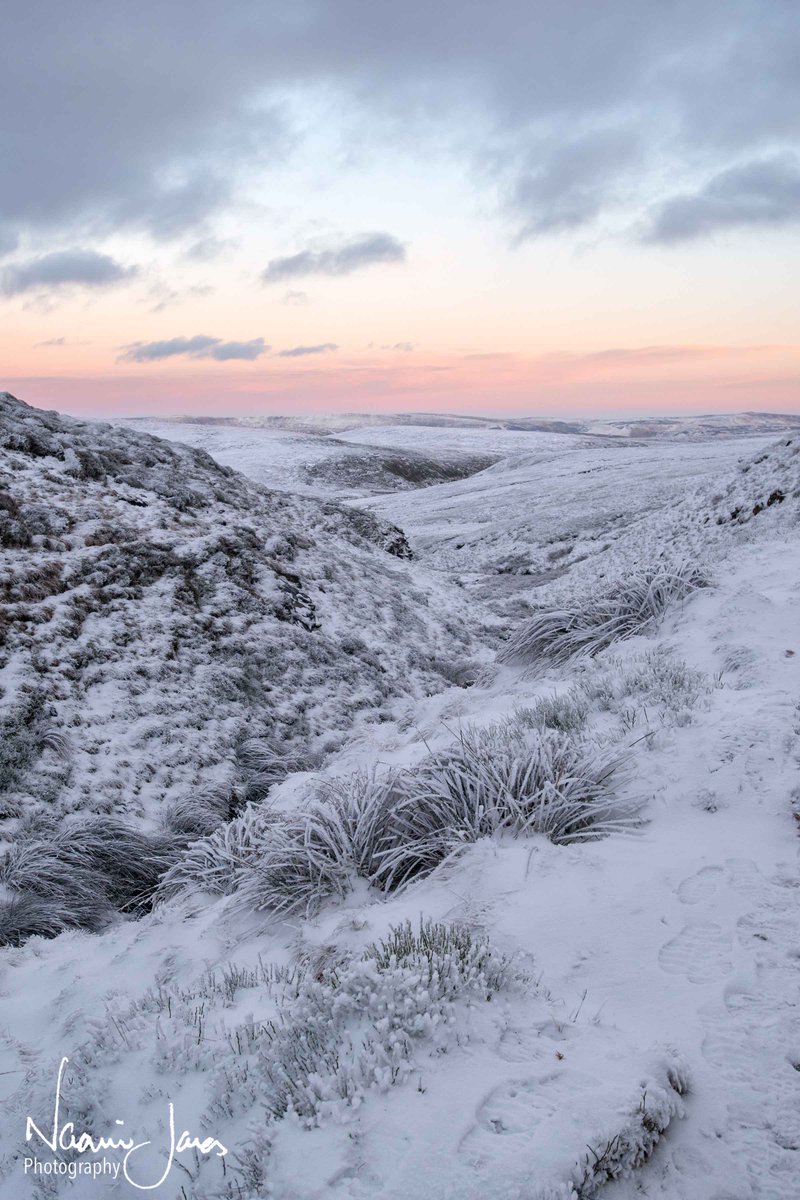 Some amazing wind blown snow patterns on the #Hernstones on #Bleaklow yesterday! Took quite a while to get it's head out of the clouds, but we were treated to some lovely pastel colours at #sunset! <a href="/vpdd/">Visit Peak District & Derbyshire</a> <a href="/peakdistrict/">Peak District National Park</a> @PeakDistrictNT  🙂