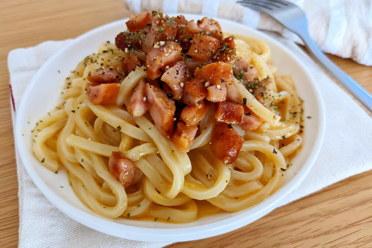 レンジでパパッと調理！「和風だしウインナーカルボナーラ」。