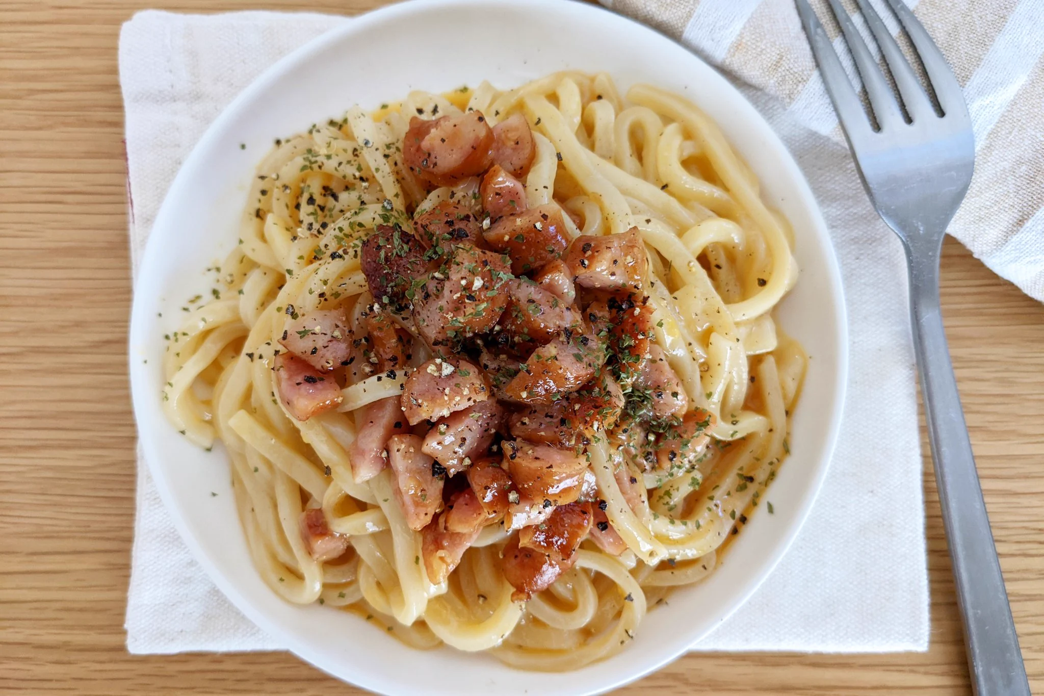 レンジでパパッと調理！「和風だしウインナーカルボナーラ」。