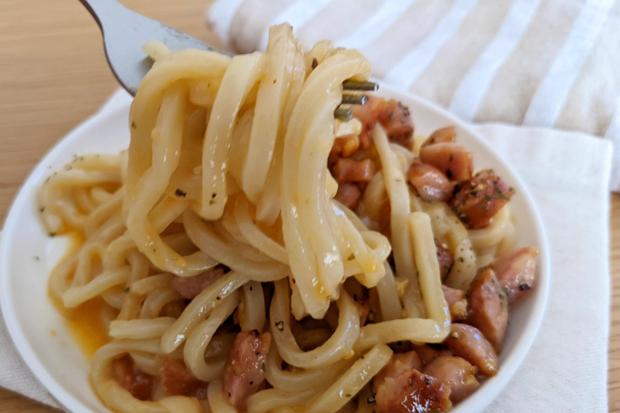 レンジでパパッと調理！「和風だしウインナーカルボナーラ」。