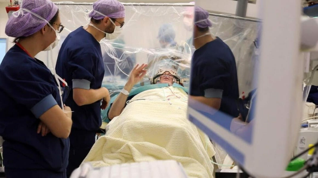 Medicalfacts's tweet photo. MedicalFacts |  Hersenoperatie bij Parkinson hoeft niet in wakkere toestand https://t.co/SlS6Z2Oh1u via @medicalfacts https://t.co/2u0iIZ1cs0