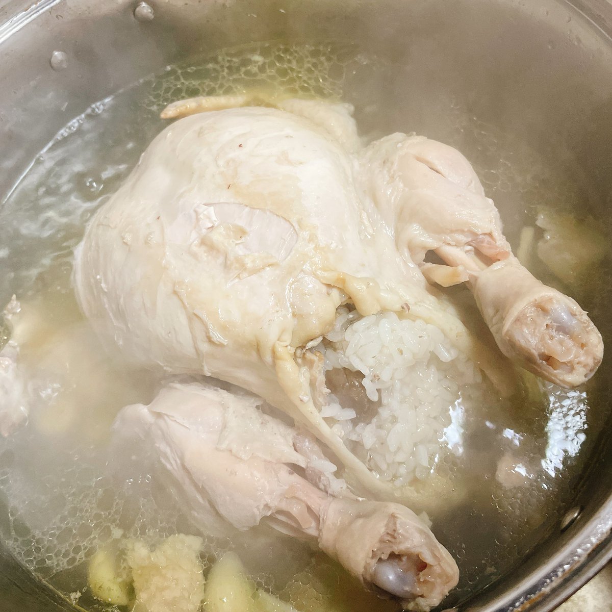 「愛が詰まった参鶏湯進捗。愛がデカすぎて具が溢れてきてしまった…!!スープ味見した」|谷口 菜津子のイラスト