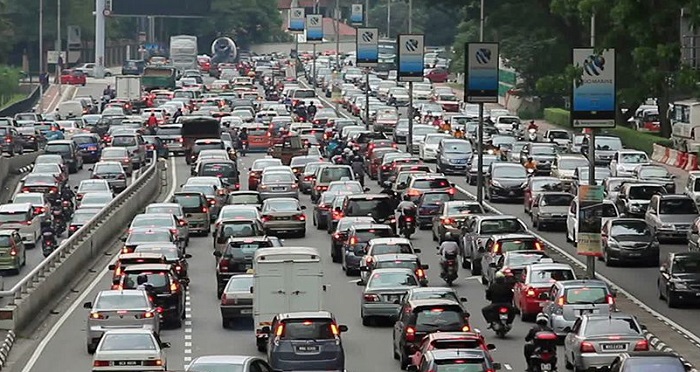 Pekerja di Lembah Klang menghabiskan masa hampir 44 jam sebulan di atas jalan raya akibat 'jem', menurut kajian Fakulti Sains Gunaan UiTM Shah Alam

Seorang pekerja juga dianggarkan kerugian produktiviti bernilai RM308 sebulan akibat terperangkap dalam kesesakan jalan raya