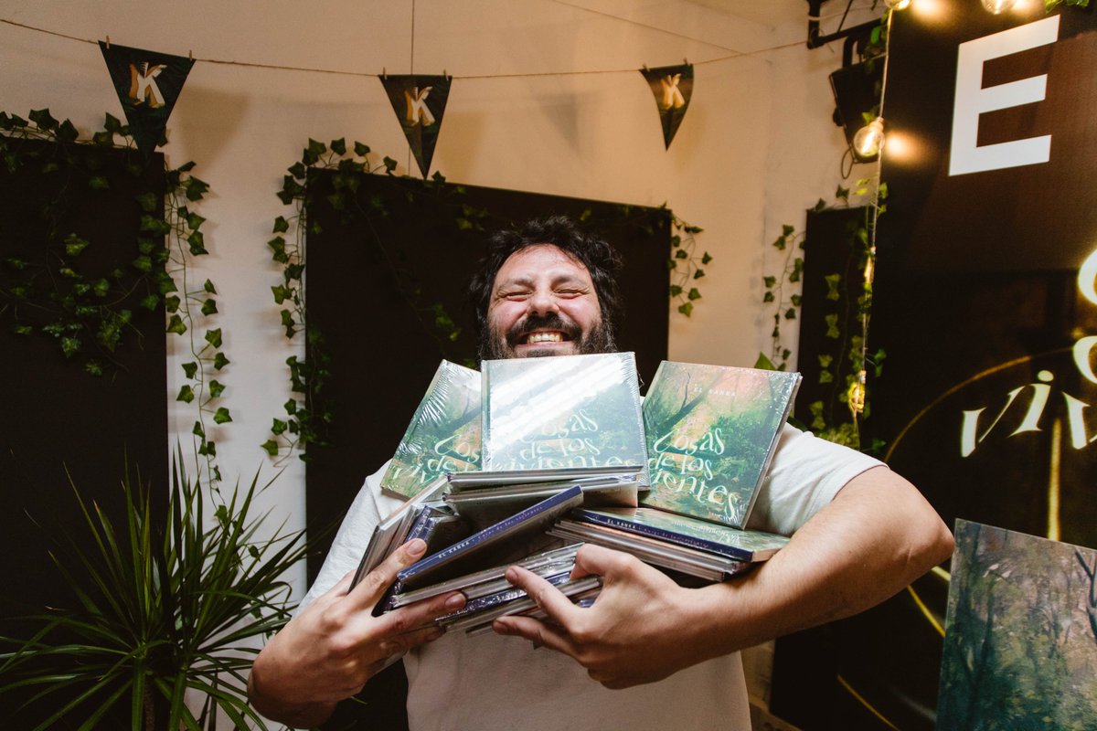 El_Kanka's tweet photo. 5 años después de mi último disco de larga de duración “El arte de saltar”, y tras un EP (el “CanEPé”), 3 temas sueltos, una pandemia, 6 o 7 giras con un total de casi 500 conciertos y cerca de un año desaparecido, por fin hoy es vuestro mi último disco: COSAS DE LOS VIVIENTES https://t.co/DrgECJWLGj