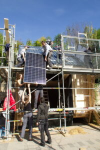 Solar power for a #circular tinyhouse - This was one of our nicest #photovoltaic #projects in 2022 ♻️🏠. In this interview our colleagues tell us everything about the background and the exact process. #tinyhouse #selfsufficiency #solarpower #HaveSun 🌞 blog.ibc-solar.com/2022/12/solar-…