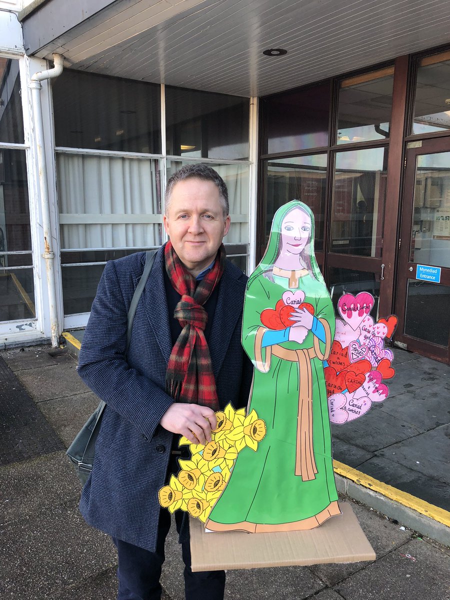 CaerleonComp's tweet photo. Yr8 craft club Santes Dwynwen's is finished! #greatwork! Paul Warren our Chair of Governors is her first photo opportunity #craft #cynefin #mrmeredith #craftclub #wellbeing #StDwynwen #creativecontributor #CfW @sewalesEAS #maximisingpotential https://t.co/bd0PAwAhD1