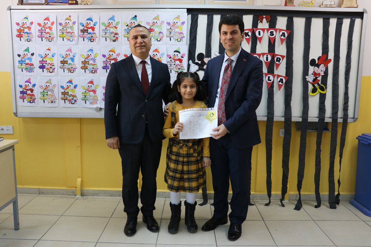ceylanpinarmem's tweet photo. Kaymakamımız Emrah UZUN, İlçe Milli Eğitim Müdürümüz Zeydan KURT ve Şube Müdürü Mustafa TURAN ile birlikte Şehit Mustafa Katırlı İlkokulu karne merasimlerine katılım sağlayarak öğrencilerin karne heyecanına ortak oldular. https://t.co/GdFQDDtJDD