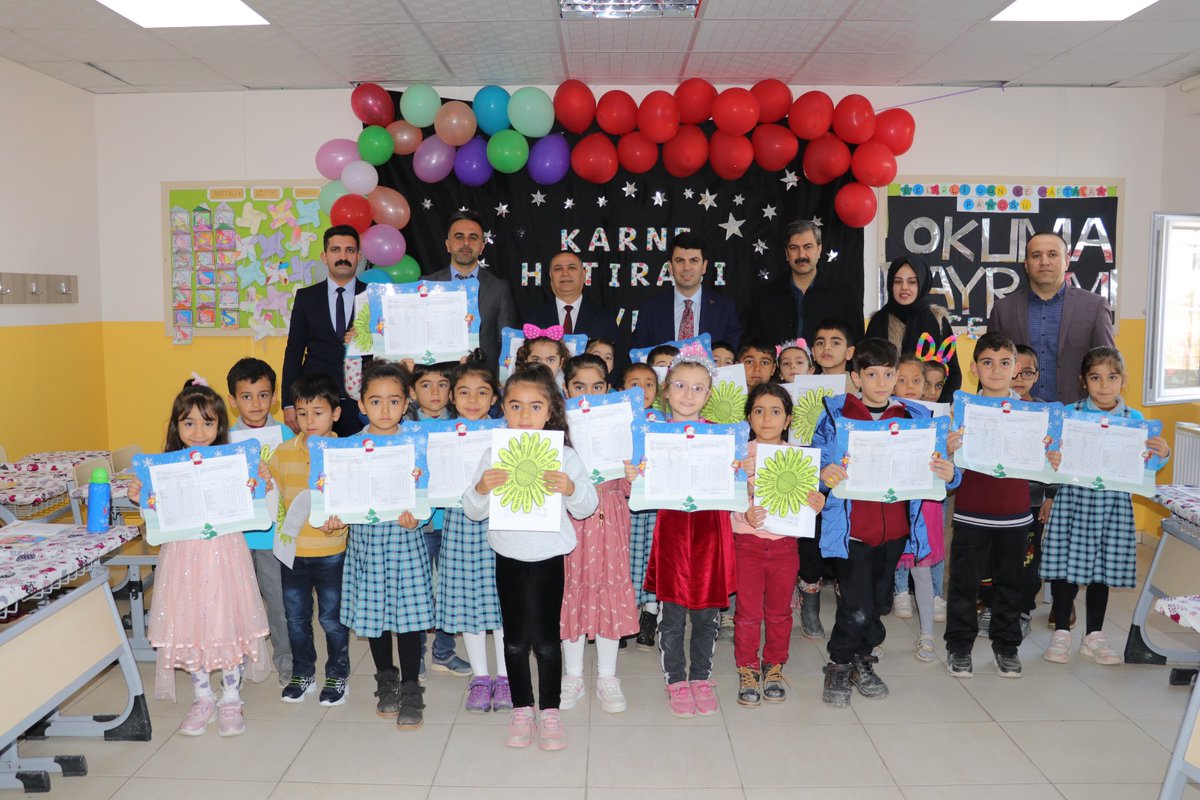 ceylanpinarmem's tweet photo. Kaymakamımız Emrah UZUN, İlçe Milli Eğitim Müdürümüz Zeydan KURT ve Şube Müdürü Mustafa TURAN ile birlikte Şehit Mustafa Katırlı İlkokulu karne merasimlerine katılım sağlayarak öğrencilerin karne heyecanına ortak oldular. https://t.co/GdFQDDtJDD