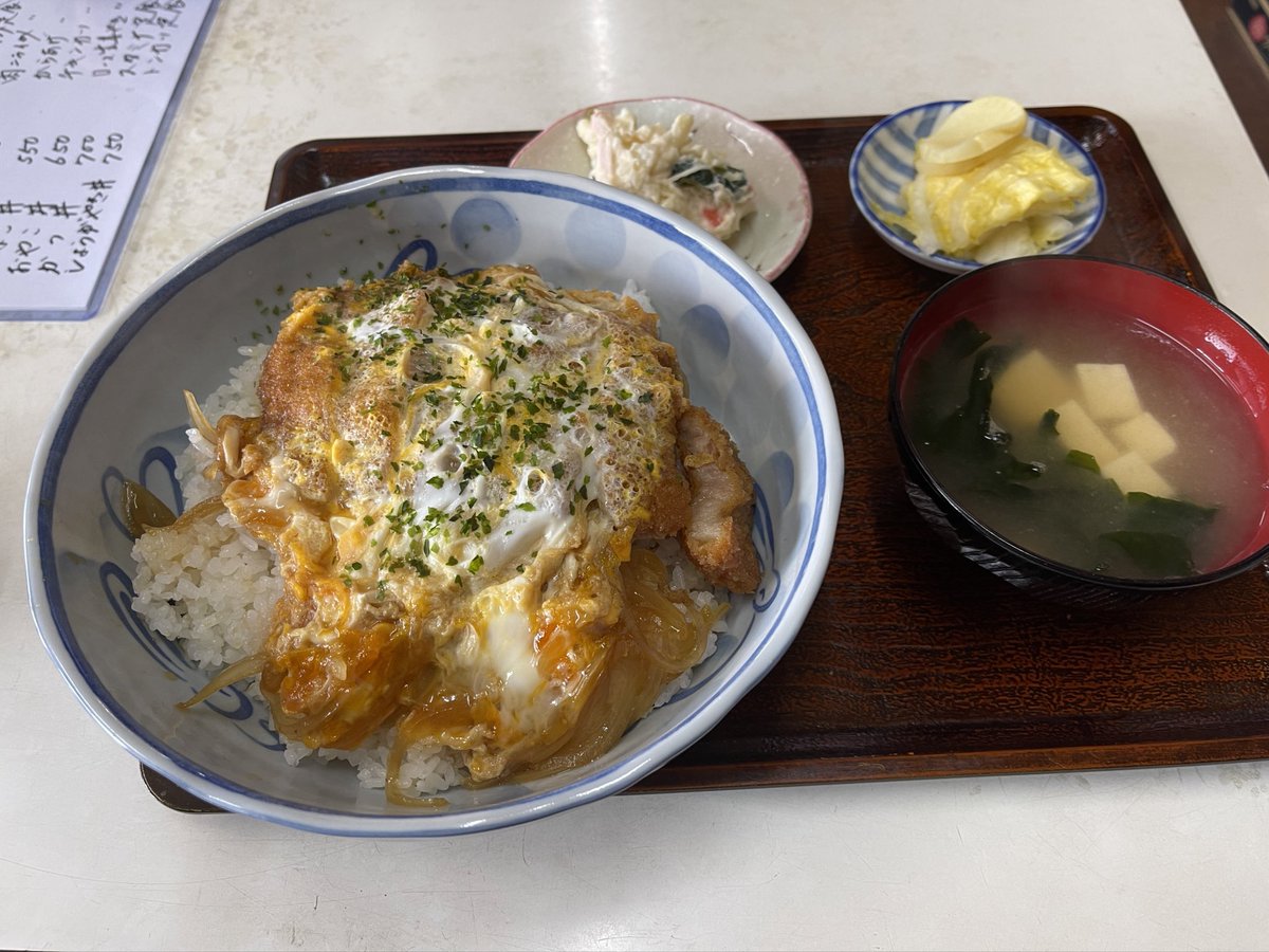 ＃単身赴任 ＃昼飯 ＃大盛り 今日のお昼は 鉾田市のともえ食堂で カツ丼大盛り 相変わらず大盛りだ 隣に座ってたおっちゃんに笑われながら食べたよ。