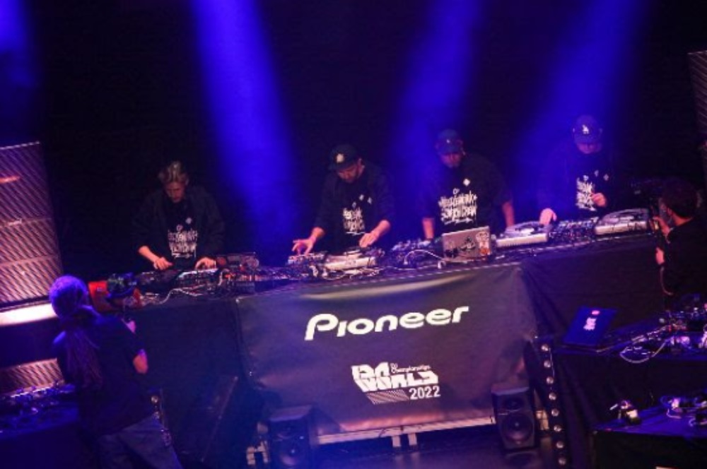 instalia_eu's tweet photo. https://t.co/NenkfWUl5J
✅#CampeonatoMundial de #DJ de la #IDA con la tecnología de ~@PioneerProAudio
🎯Presentado por el bicampeón del mundo de la IDA #DjEprom
👉#DJPrimeCuts -miembro de la legendaria banda #ScratchPerverts
👉#DeejayIrie
👉#DJRENA
👉#DJDatflex
#TomaszKubik https://t.co/zl3FWelePA