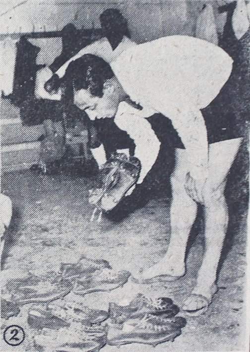 Beşiktaş kaptanı Recep Adanır, bir Fenerbahçe maçından önce soyunma odasında kendi Dinyakoslarını arıyor. (Günlük Spor gazetesi, 25 Aralık 1956)