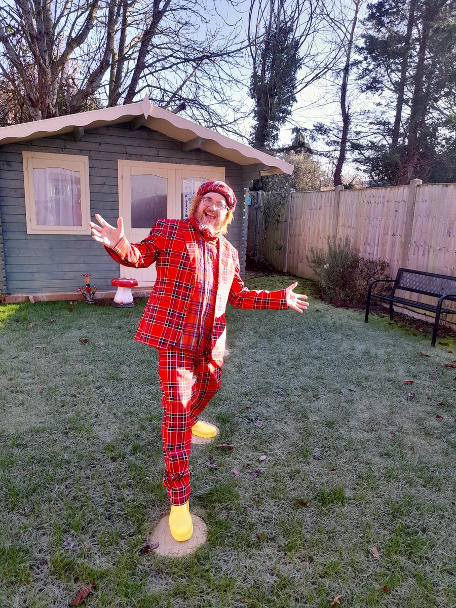 leon_devereux's tweet photo. Who's got the #freezing #Friday feeling
When are we goin to have the warmth back
We need it to shift these colds we are having
So we can enjoy ourselves
#neonleon a walking artist of colour
Wishing everyone a #safekeep well day,careful on the #ice https://t.co/csALuvYXV9
