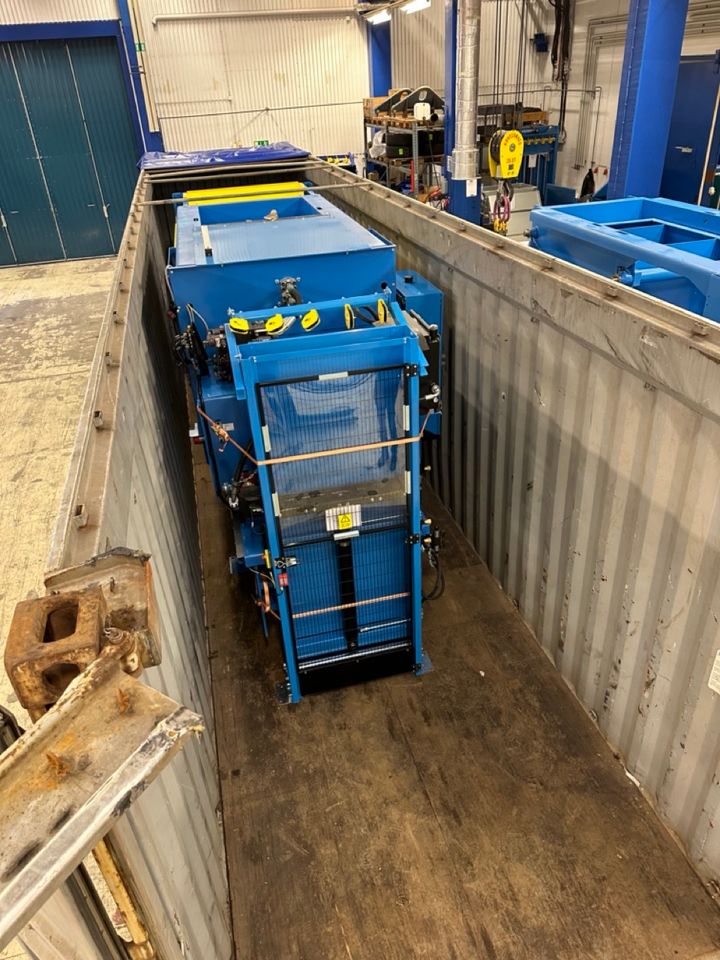 Right now in the workshop: A LP 50 EH2 baler (and its tying unit) is being loaded in to a container. It will be going overseas. 🚢facebook.com/54749257717007…