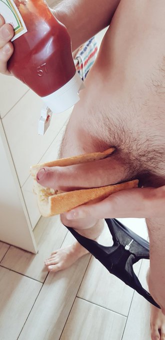 Petite pause repas. Un morceau de pain et #maqueue, et on est parti. Tu en veux un bout?   @maqueuecom<a href="/tag/maqueue"class="tags">#maqueue</a>