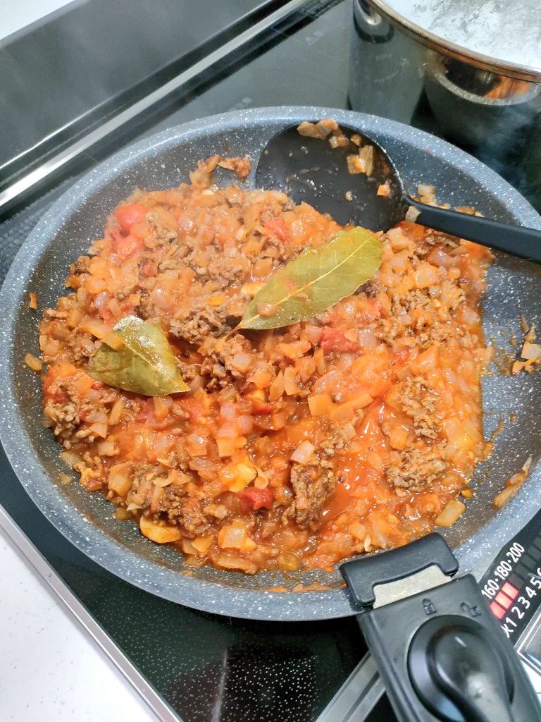 冷凍庫開けたらミンチ肉が2パック鎮座していたので、1パック使ってぼくさんのレシピのミートソース作りました〜！
娘がこれめっちゃ美味しい！って言ってたし本当に美味しかったです…!!ソース足りない〜！
さすがぼくさんのレシピ…  