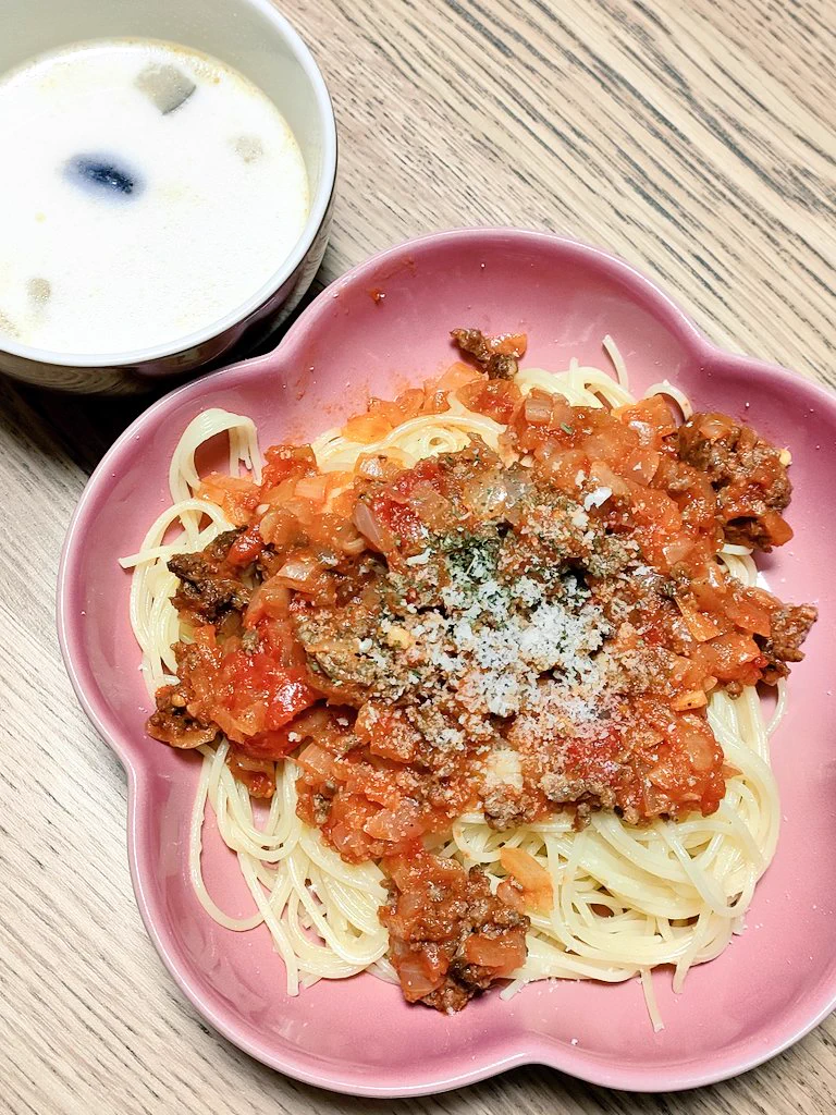 冷凍庫開けたらミンチ肉が2パック鎮座していたので、1パック使ってぼくさんのレシピのミートソース作りました〜！
娘がこれめっちゃ美味しい！って言ってたし本当に美味しかったです…!!ソース足りない〜！
さすがぼくさんのレシピ…  