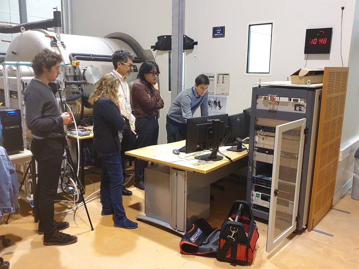 CyrilSzopa's tweet photo. American DraMS team members visiting @latmos_ipsl & #OVSQ facilities (here the test chambers hall) after a full week of meetings in Paris with the french partners of this amazing instrument, part of the #Dragonfly NASA mission to explore Titan surface ! https://t.co/ScBkwPddNv