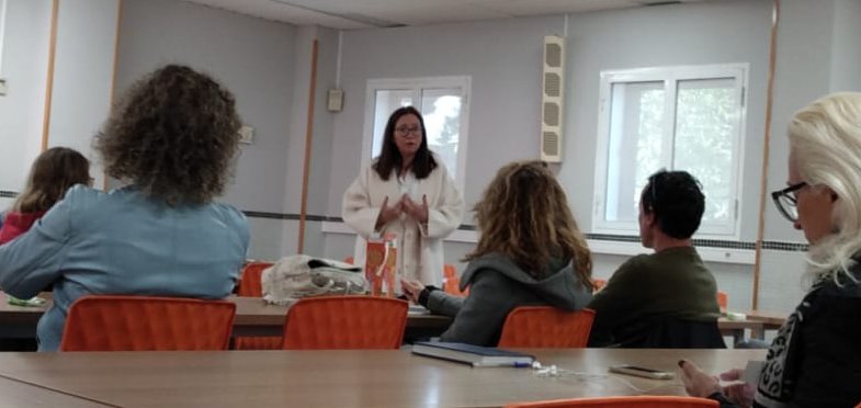 Macarena Soto en su Taller de Familias nos ha mostrado otra forma de enfocar los conflictos en casa, buscando el difícil equilibrio entre firmeza y amabilidad, estamos deseando continuar con la siguiente sesión para aprender herramientas que mejoren la convivencia familiar