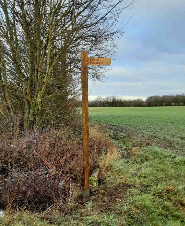 essexhighways's tweet photo. Happy #FingerpostFriday! Take a look at this new fingerpost our crew recently installed at the entrance to Footpath 21 #Henham @UttlesfordDC.
Do you know of a sign that needs to be replaced or repaired? 'Tell Us' at: https://t.co/oXByCNr6HE https://t.co/bio7Dpioox