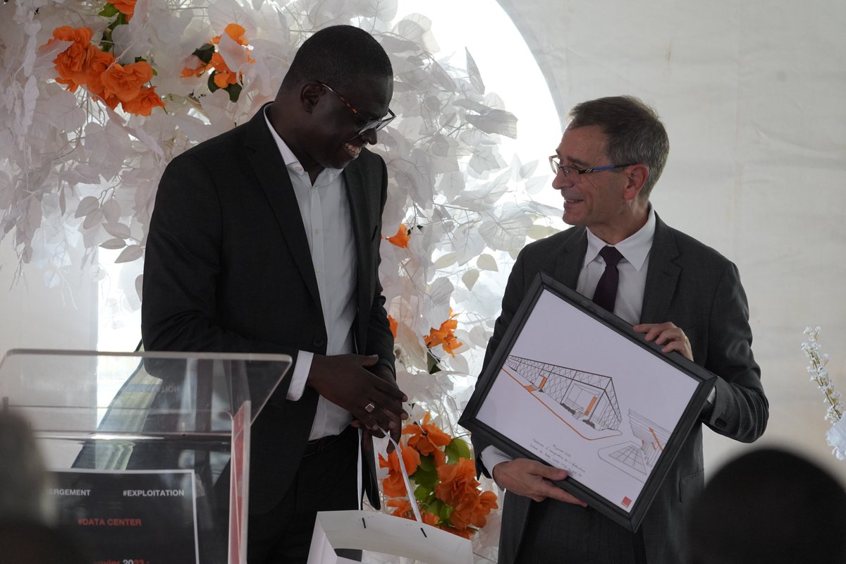 GroupOrangeServ's tweet photo. [ Cérémonie d'inauguration de l'infrastructure solaire du Data Center du GOS S.A ]
17 Janvier 2023, date importante pour le GOS S.A qui a inauguré officiellement son infrastructure solaire.
Un pas de plus vers l’ambition d’Orange d’atteindre le net zéro carbonne d’ici 2040. https://t.co/ROgTHQUlMY
