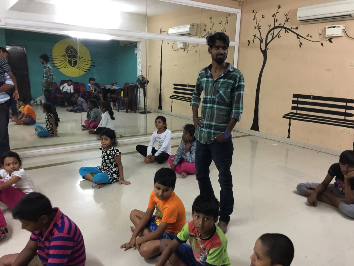 Thiraipattarai1's tweet photo. CONTACT NO:7338907008
#acting #classicalacting #bodylanguage #navarasa #cinemaworkshop
#monoacting #mime #bodylanguage #streetplays #dialoguemodulation
#storytelling #memorygames https://t.co/dxGy8YZwY0