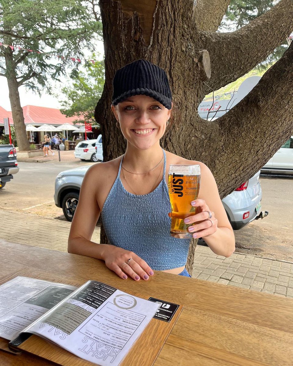 DarlingBrew's tweet photo. JUST out here, vibing ‘cos it's the weekend 🍻☀️

with Kristen Raath

And beer, of course. 

#DarlingBrew #JUST #JUSTbeer #beer #weekendvibes #weekend #weekendmood #TGIF #thankgoditsfriday https://t.co/ALf82Z21j7