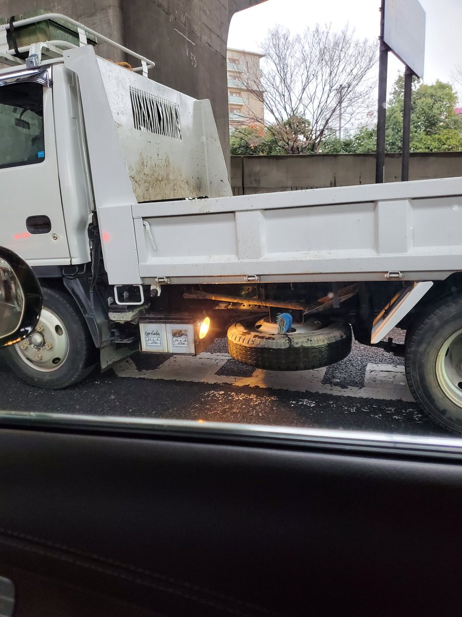 KensukeKomaba's tweet photo. このライト必要ですか？めっぽう明るいのありますよね。意図的に外に向いてるのもあるし、、、

#トラックライト #迷惑行為 #トラックのライト #まぶしい https://t.co/KrBlJczAit