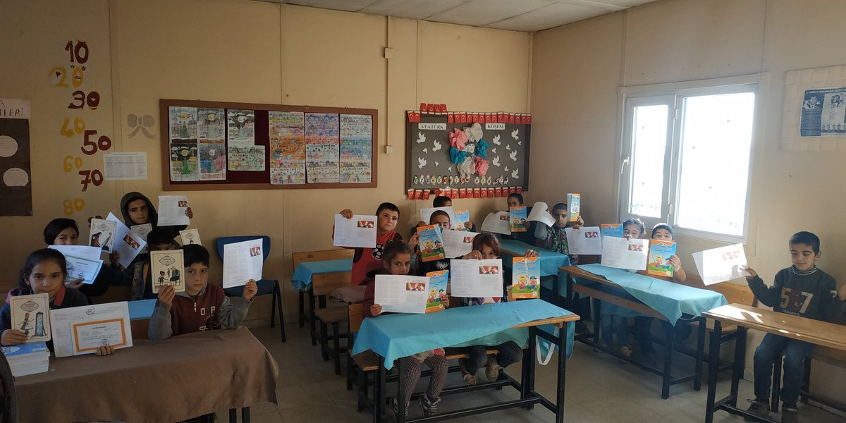 SehitDundar's tweet photo. 1.Dönem karneleri öğrencilerimize dağıttık, kitaplarını hediye ettik. İyi tatiller 🎉
@TuncayKaldirim 
@CevatBaran9 
@Cungusilcemem https://t.co/uebPV526cb