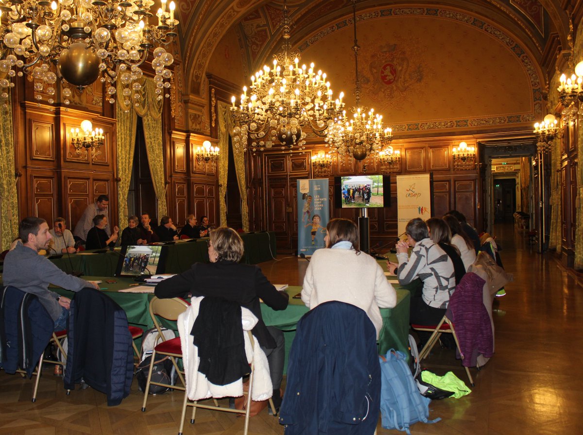 USEP_69's tweet photo. Réunion de lancement des Chemins de la #Mémoire à 📍l'Hôtel de ville en présence de notre président, de Cécile Marsault de la @Dsden69  et de Séverine Koprivnik de l'@onacvg.

Merci à nos partenaires et aux enseignants qui s'engagent sur cette rencontre sportive et associative. https://t.co/fFtYOPiCht
