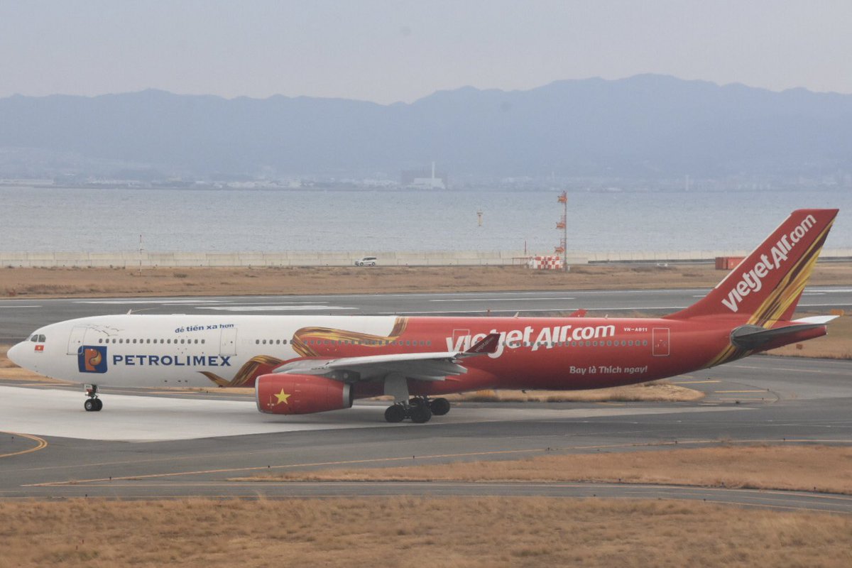 AirplaneVictory's tweet image. January 20 2023
Viet Jet Air A330 in KIX/RJBB
#VietJetAir  #KIX  #RJBB
