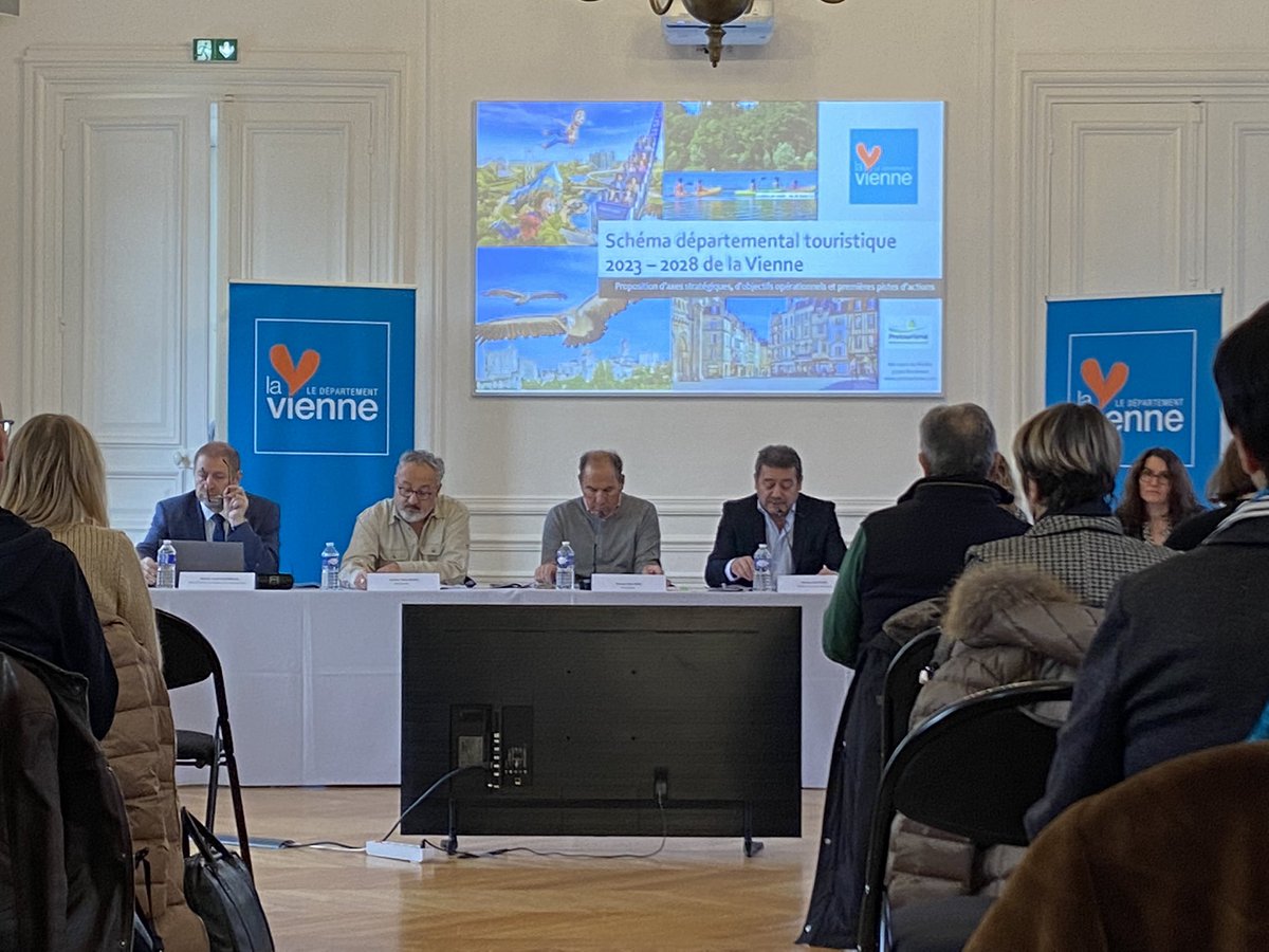 RomainDelaume's tweet photo. Oui, acteurs du tourisme et @departement86, continuons de faire de la Vienne une destination unique. Un plan ambitieux et motivant proposé par @AlainPichon86 et ses équipes.

Bientôt les 4 saisons au château de la @LaMotheOff 🍃🍂 https://t.co/IlVQSBeIXx