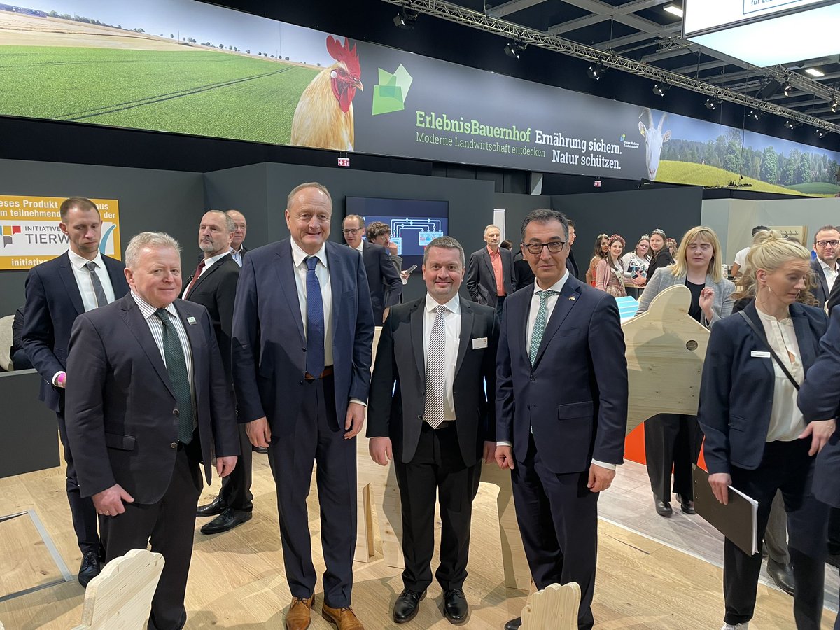 Initiative Tierwohl (@itw_de) on Twitter photo Wichtiges Thema: Zukunft des Tierwohls in Deutschland. Wir freuen uns über den Besuch von Minister <a href="/cem_oezdemir/">Cem Özdemir</a>, EU Kommissar <a href="/jwojc/">Janusz Wojciechowski</a> und Bauernpräsident <a href="/JRukwied/">Joachim Rukwied</a> bei uns auf der #IGW2023 Wichtiges Thema: Zukunft des Tierwohls in Deutschland. Wir freuen uns über den Besuch von Minister <a href="/cem_oezdemir/">Cem Özdemir</a>, EU Kommissar <a href="/jwojc/">Janusz Wojciechowski</a> und Bauernpräsident <a href="/JRukwied/">Joachim Rukwied</a> bei uns auf der #IGW2023