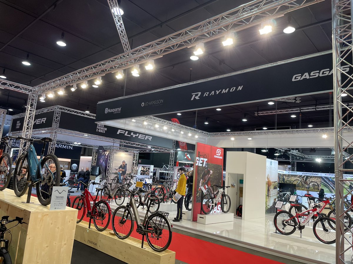 pzvlas's tweet photo. 🚴♂️Op zo’n fietsbeurs als @Velofollies is er ook aandacht voor verkeersveiligheid, dit onder impuls van onze @provinciewvl, @Vias_institute, de politiezones @pzvlas @politiezoneriho, @pzwestkust, #pzpolder, @pzgavers en wielerhelden @yveslampaert, Michel Pollentier en Eric Leman https://t.co/wpUeozZQHz