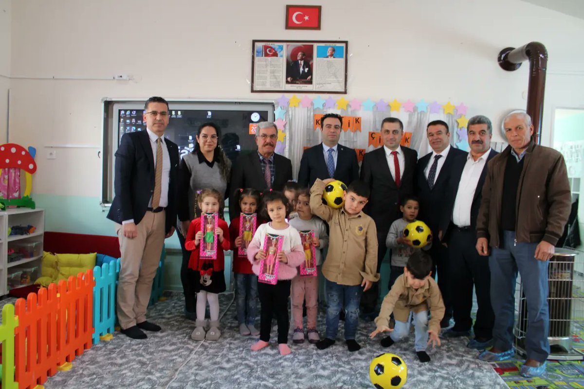 BurdurIlce's tweet photo. KARNE SEVİNCİ

Öğrencilerimizin 2022-2023 eğitim öğretim yılı 1. dönem sonu karne heyecanına Kaymakamımız Sayın Erdem YENİSOY, İlçe Milli Eğitim Müdürümüz Sayın Ahmet DÖNMEZ de ortak oldular.

Tüm öğrencilerimize iyi tatiller dileriz. https://t.co/TPR7uhkiDm