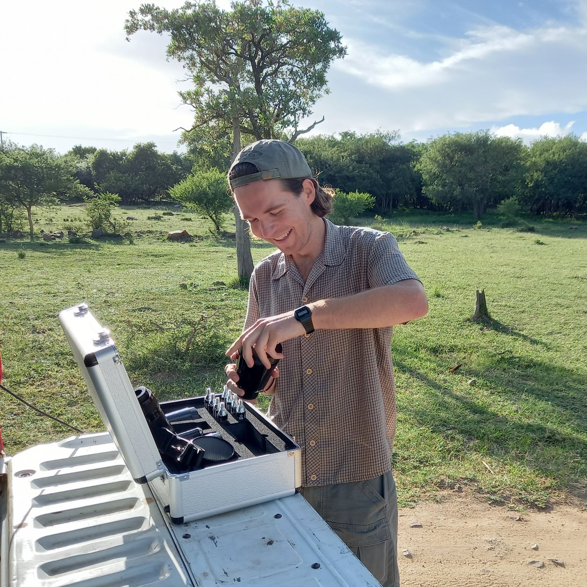 Lindyt18's tweet photo. Fitting a #Marabou with a tracking device for @JonahGula's PhD project
#birdsofpreyprogramme #stork #ukzn #lowveld @Alucab @IBIS_journal #birdbanding #birdringing #fieldwork #ornithology @TheEWT
https://t.co/jYUSIgyMfT https://t.co/gp65Ig2J1b