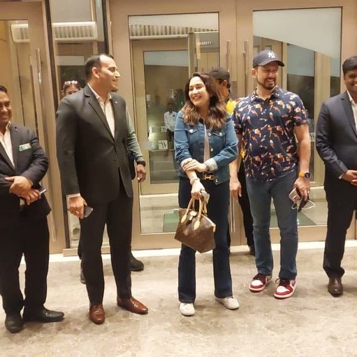SoSweetMadhuriG's tweet photo. My sweet ma'am 😘 n Sir ♥  
@MadhuriDixit
@DoctorNene
#MadhuriDixit 
 #holidayinnchennai 
#hatsoffproduction #bollywood #bollywoodactor #celeb https://t.co/s1IzazM0NY